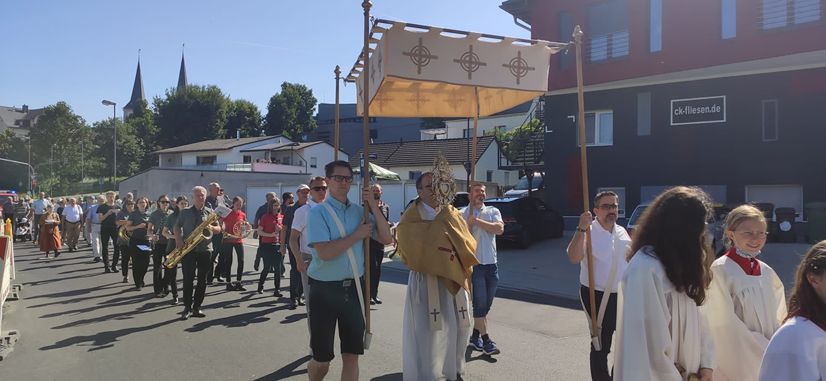 "Die Mitte wieder finden": 300 Glubige feierten in Montabaur Fronleichnam