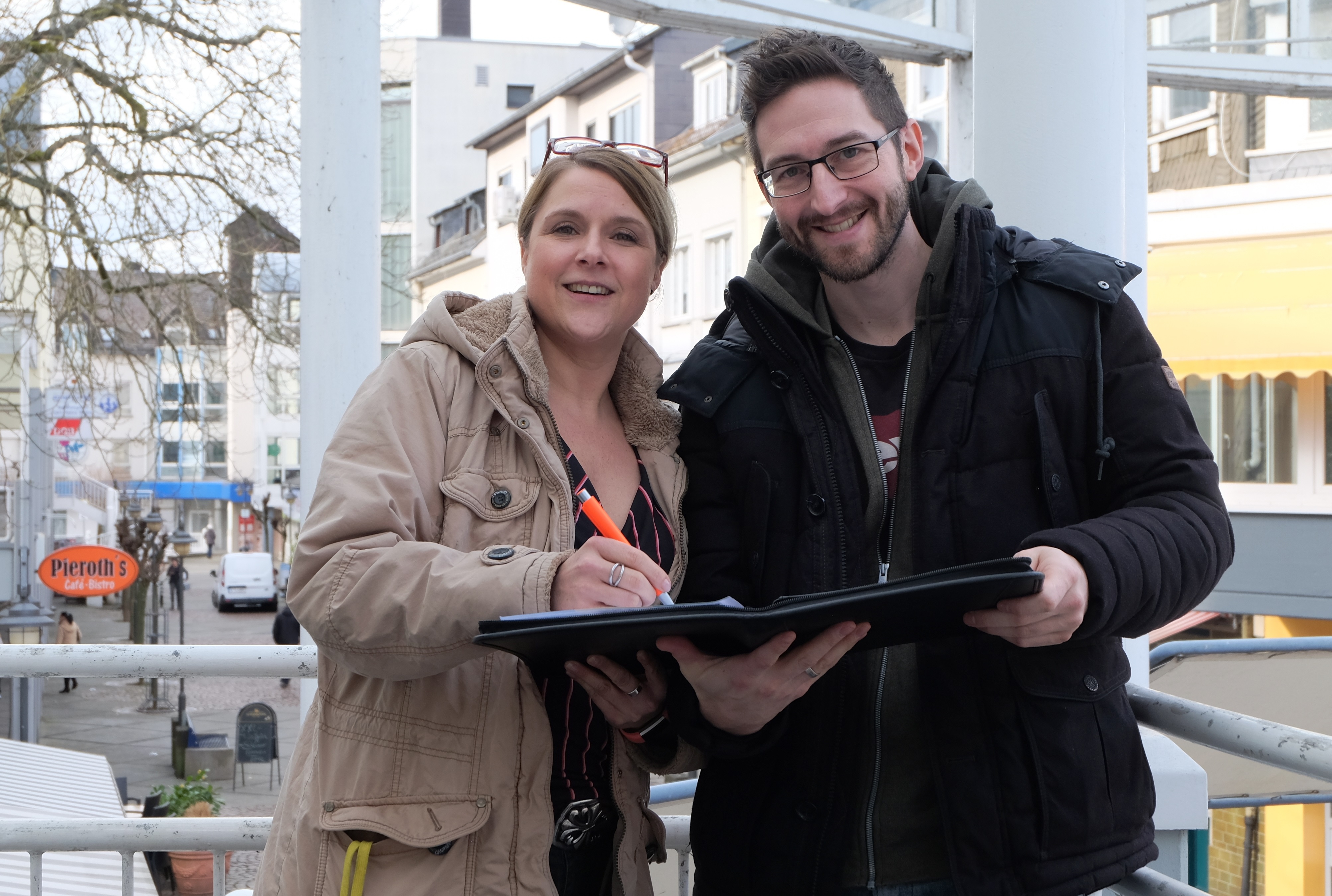 Die Vorbereitungen laufen auf Hochtouren: Stefanie Stieler und Christoph Weller (Aktions Gemeinschaft Betzdorf e.V.)  (Foto: KathaBe)