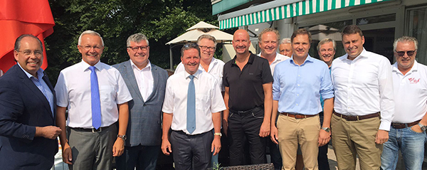 1.v.l: Peter Hack, IHK Beirat Neuwied. 2.v.l. Achim Hallerbach, 3.v.l. Michael Mahlert, 4.v.l. IHK Vizeprsident Christian zur Hausen, 6.v.l. Klaus Berthold, IHK Beirat Neuwied, 4.v.r. IHK Beiratsvorsitzender Dr. Rinklake Foto: IHK