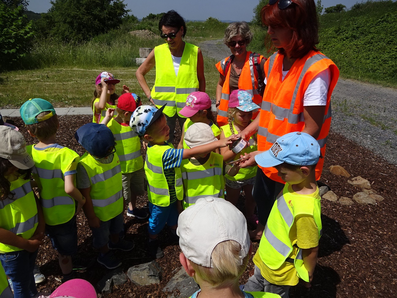 Im Mllgrab entdeckten die Kinder unterschiedliche Materialien, die nicht verrottet sind. Foto: Privat
