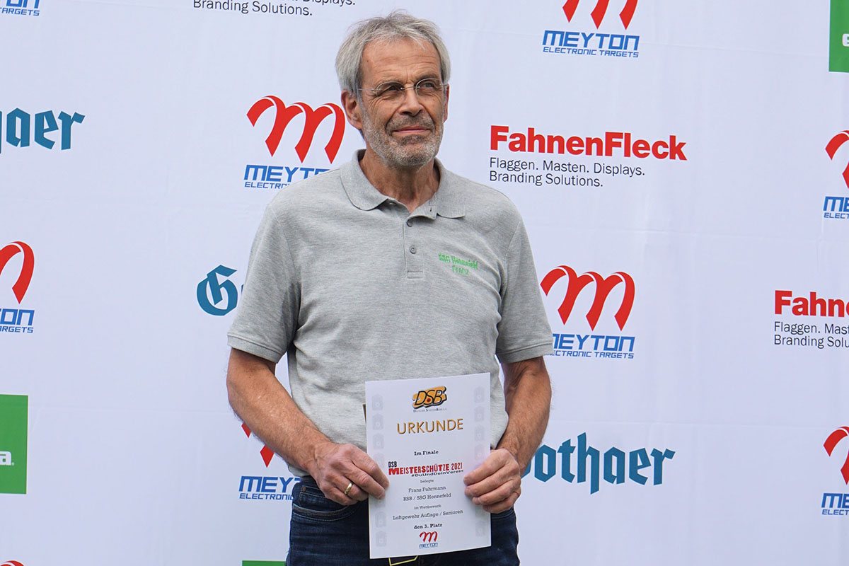 Franz Fuhrmann bei der Siegerehrung im Bundesleistungssttzpunkt in Wiesbaden. Foto: Hans Hartenfels