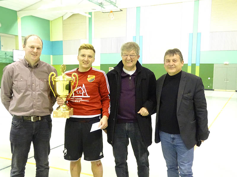 Auf dem Foto ist der Spielfhrer von Lautzert, sowie links Mathias Eschenauer (Staffelleiter der A-Klasse) Wolfgang Hrter (Staffelleiter der B- und C-Klassen) und Kreissachbearbeiter Klaus Robert Reuter. Fotos: Willi Simon