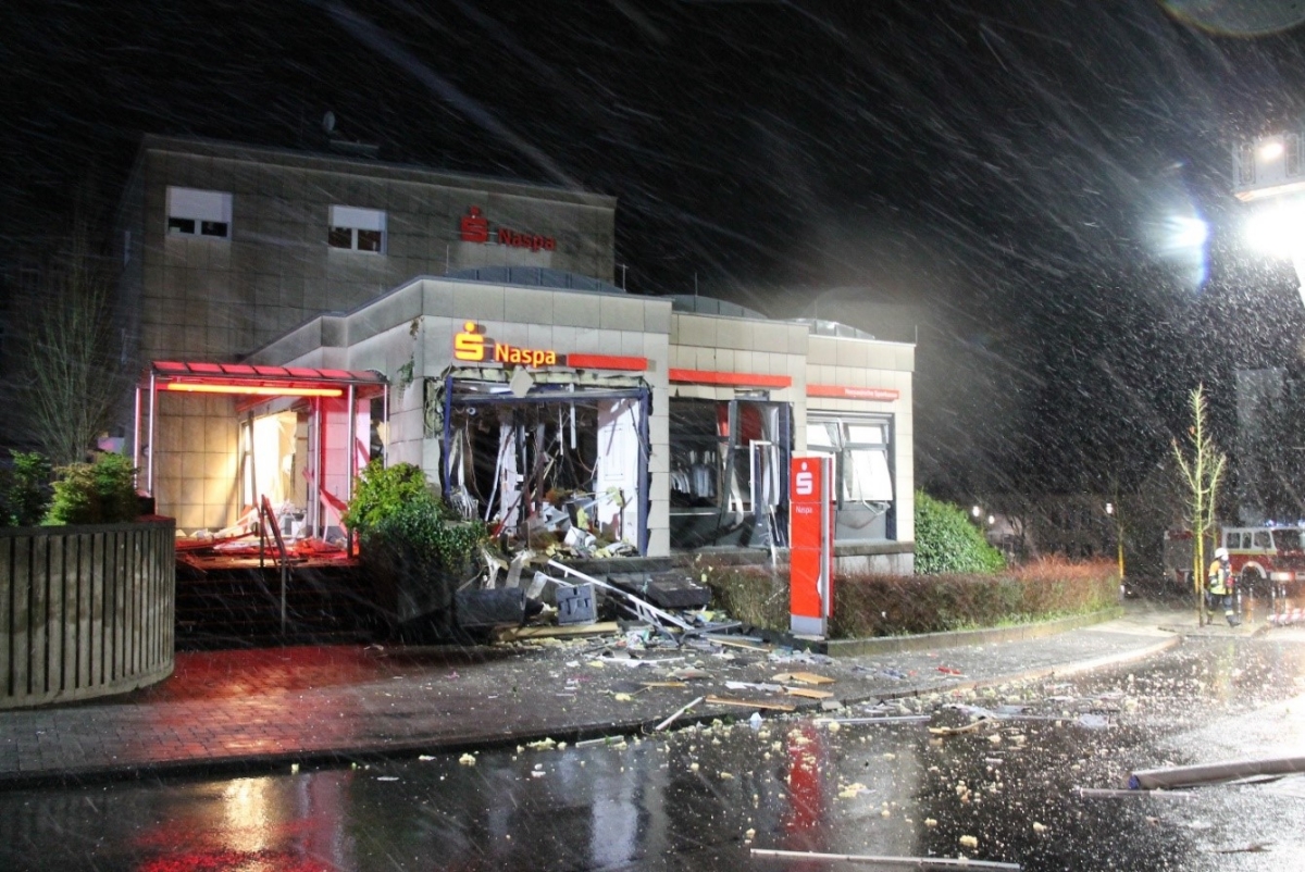 Die nach der Sprengung zerstrte Naspa-Front in Hhr-Grenzhausen. (Foto: Polizei RP)