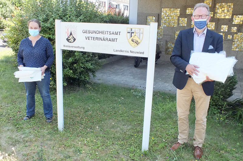 Schutzanzge der Kategorie III berreichte Erwin Rddel an das Gesundheitsamt Neuwied, vertreten durch die Leitende Kreis-Tierrztin Ilonka Degenhardt (li). Foto: Reinhard Vanderfuhr / Bro Rddel