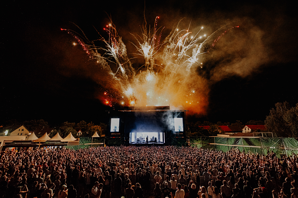 Feuerwerk beim Auftritt von "Bilderbuch" im Jahr 2024. Foto: Sarah Schuh