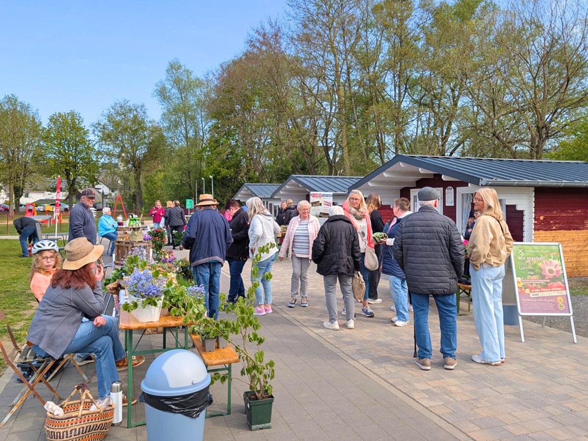 Die Raubacher nutzten das Angebot beim Markt in der Ortsmitte. (Foto: Rebecca Eckart)