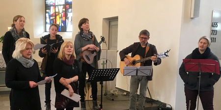 Mit einfhlsamen Liedern bereicherte die gruppe remember den vierten kreiskirchlichen Gottesdienst fr Sternenkinder und verstorbene Kin-der in der evangelischen Kirche in Niederfischbach. (Foto: Carola Paas/Evangelischer Kirchenkreis)