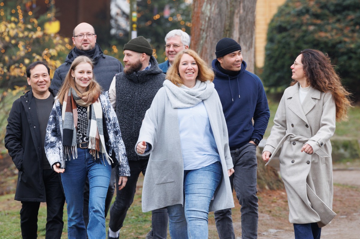 Esther Schneider (Mitte) wird eng mit den anderen Pdagogen des Evangelischen Dekanats Westerwald zusammen arbeiten: (v.l.) Johannes Sou, Pfarrer Benjamin Schiwietz, Ccile Passmann (FSJ), Emil Huck, Olaf Neumann (ab.1.4.2025), Esther Schneider, Hieu Duong, Nadine Bongard (Foto: Peter Bongard)