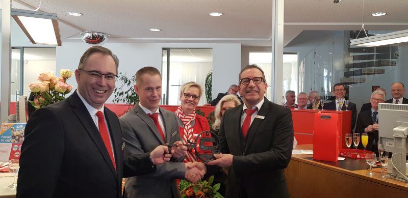 V.l.: Michael Bug (Vorstandsmitglied), Christian Lichtenthler (neuer Geschftsstellenleiter), Beatrix Molzberger (Personalratsvorsitzende), Jrgen und Rita Becker (im Hintergrund). Foto: Sparkasse