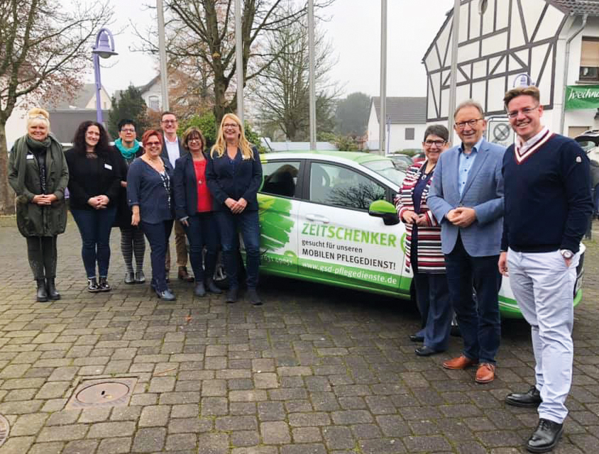 Jrg Rder, 5 v.l., Erwin Rddel MdB, 2 v.r., Dr. Christian Euteneuer, ganz rechts und das Team des mobilen Pflegedienstes der GSD. Foto: pr