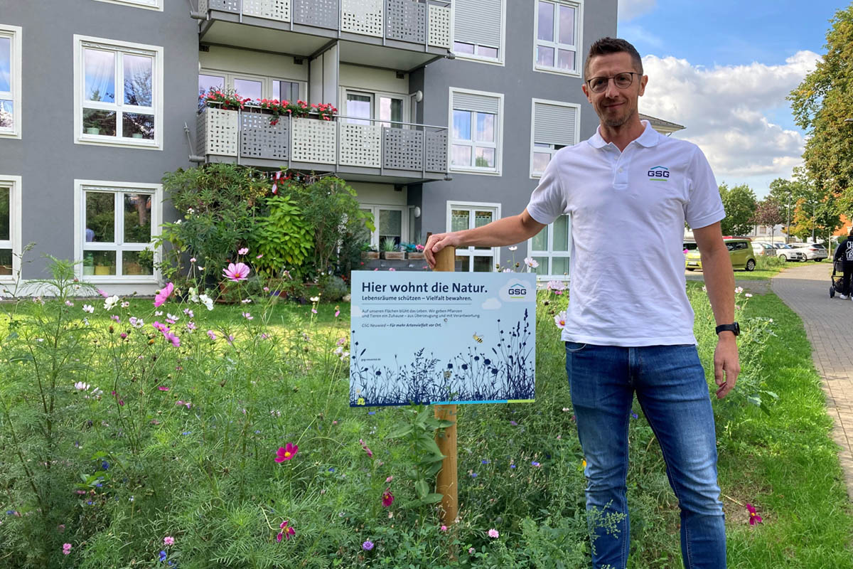 Bj�rn M�ller, bei der GSG f�r die Au�enfl�chen verantwortlich, vor bl�henden Biodiversit�tsfl�chen am Zeppelinhof. Foto: Michael Stoll/GSG