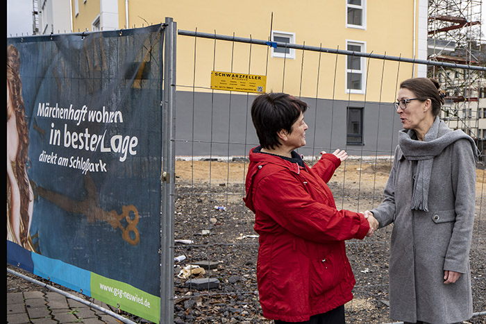 In Krze ziehen die ersten Mieter in das neue Wohnhaus der GSG Am Schlosspark ein. Darber freuen sich die Vertreterin der GSG, Anja Lorenz (rechts) und die Stellvertretende Fraktionsvorsitzende der Neuwieder SPD, Hannelore Grhbhl (links) bei ihrem Besuch vor Ort. Foto: privat 