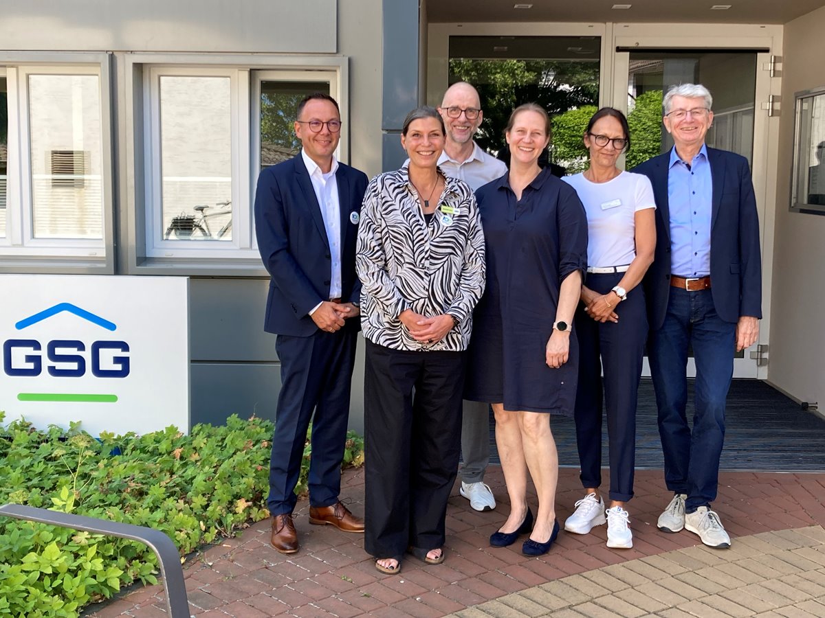 Vertragsunterzeichnung f�r die neue Kooperation zwischen der GSG Neuwied und Marienhaus.Das Bild zeigt von links: David Meurer, Gesch�ftsf�hrer der GSG Neuwied, Alexandra Gras; Sozialmanagerin der GSG, J�rg Warnke, stellvertretender Gesch�ftsbereichsleiter Altenhilfe / Leitung des Bereichs "Entwicklung und Projekte (EP)", Stefanie Schmidt-Enskat, Pflegedienstleitung Marienhaus Mobil, Jessica Yazan, Pflegedienstleiterin / Stellvertretende Einrichtungsleitung der Tagespflege Marienhaus, Ralf Seemann, Beigeordneter der Stadt Neuwied. (Foto: Michael Stoll/GSG)