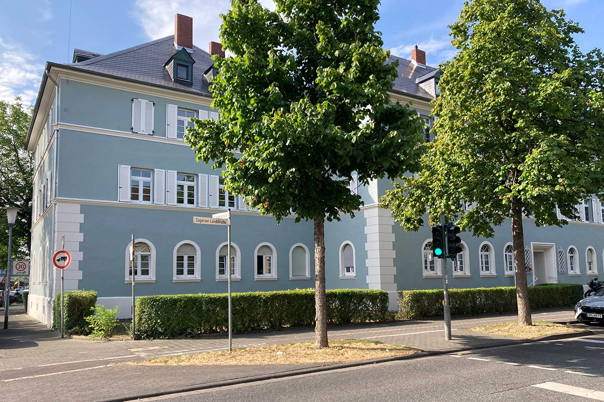 Das toll sanierte GSG-Wohnhaus an der Ecke Engerser Landstra�e/Gutenbergstra�e aus dem Jahr 1926 von der Stra�enseite aus fotografiert. Foto: Michael Stoll/GSG