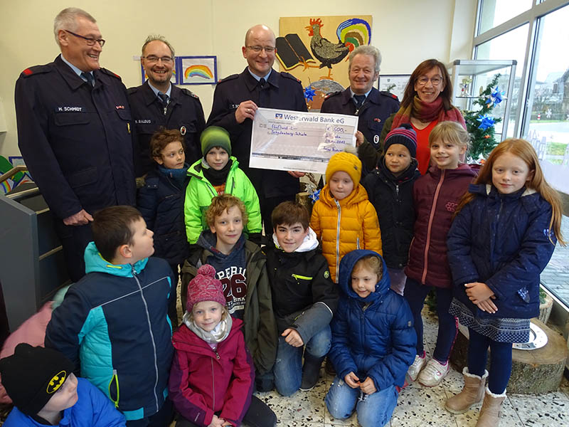 Schellenberg-Grundschule freut sich ber Spende der Feuerwehr 