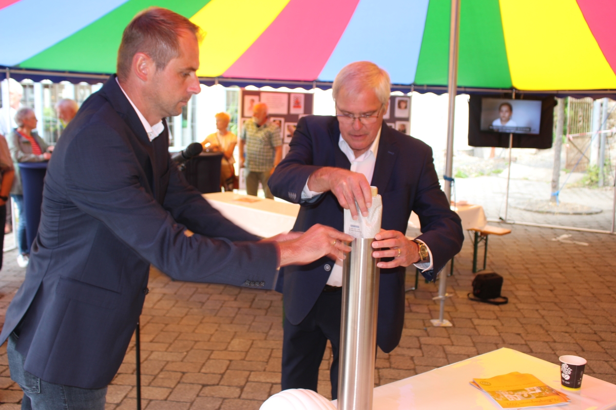 Brgermeister Thiesen fllte anlsslich der Grundsteinlegung eine sogenannte Zeitkapsel mit einer aktuellen Tageszeitung, mit einem Satz Bauplnen, und mit einem von Kindern ausgefllten Wnschezettel fr das Zentrum. (Fotos: W. Rabsch)