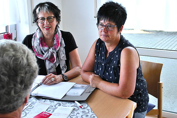 Gemeindeschwester-Plus Roswitha Rosenmller (links) mit ihrer Kollegin Brigitte Siebenmorgen. Foto: Kreisverwaltung