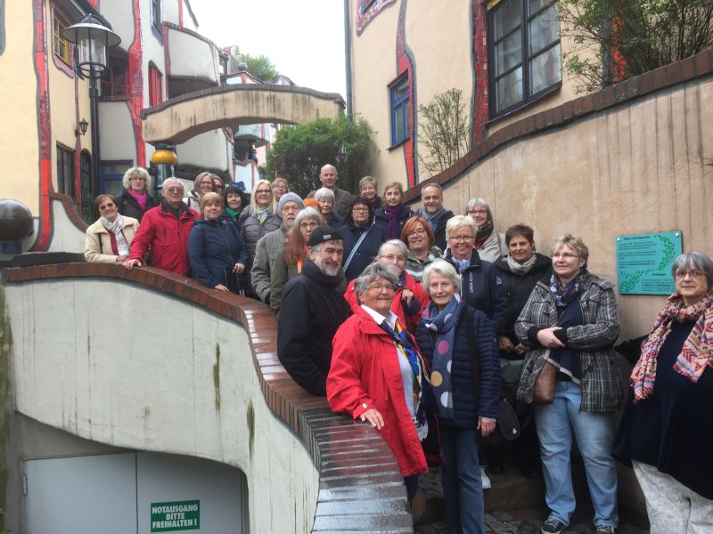 Die Kultouristen vor der Hundertwasser-Wohnanlage in Plochingen am Neckar. Foto: Pressestelle der Kreisverwaltung