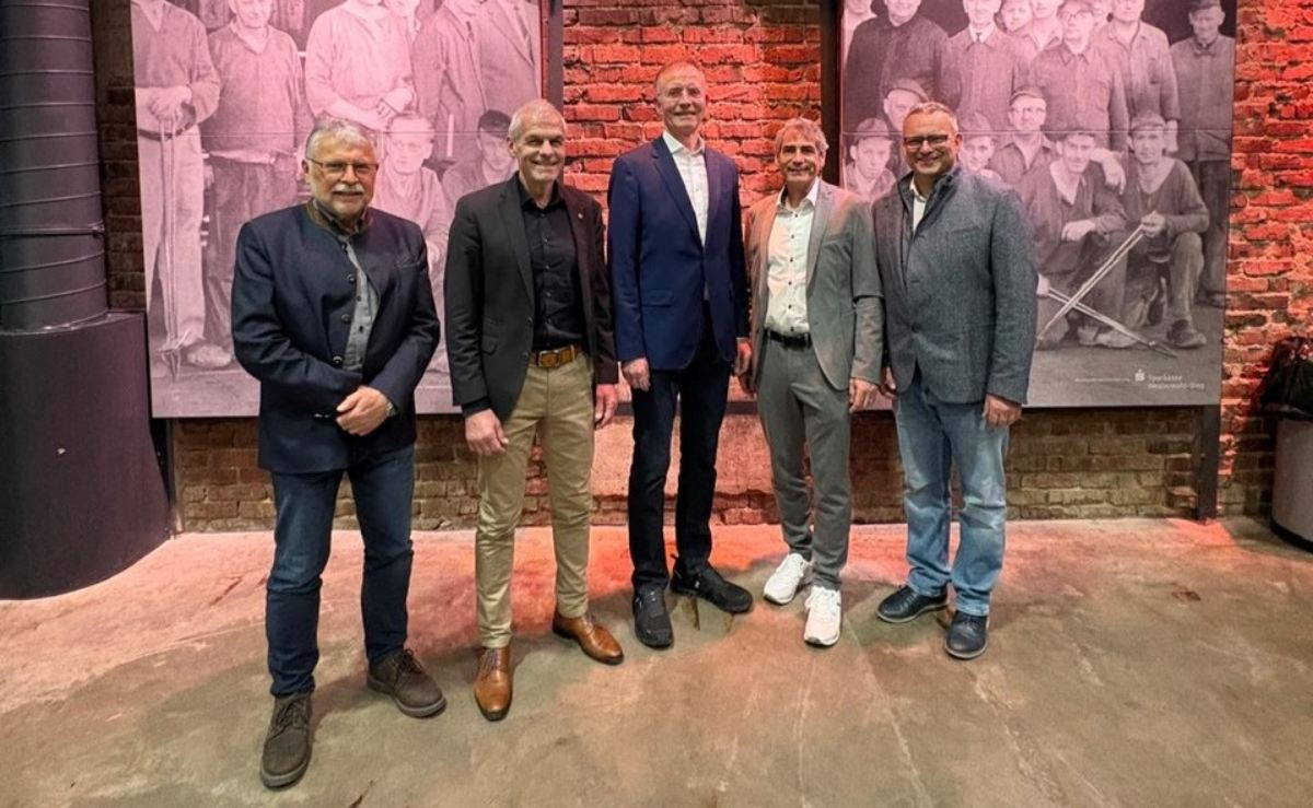 Die B�rgermeister der Verbandsgemeinden Helmut St�hn (links/VG Daaden-Herdorf), Fred J�ngerich (2. von links/VG Altenkirchen-Flammersfeld),  Dietmar Henrich (VG Hamm) und Berno Neuhoff (rechts/VG Wissen) freuten sich �ber den Vortrag von Dr. Gerd Landsberg (Mitte). (Foto: Verwaltung)