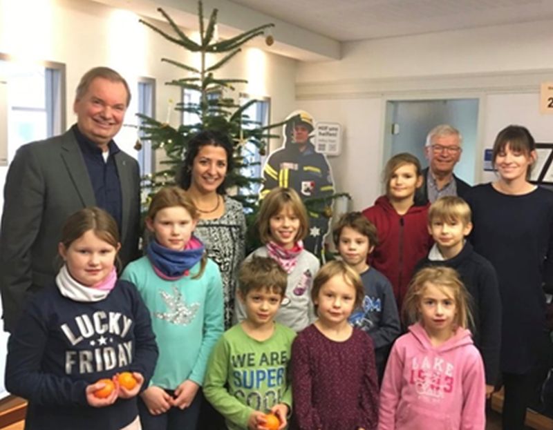 Brgermeister Karsten Fehr und Stadtbrgermeister Gerhard Hausen mit Kindern und Lehrerinnen vor dem geschmckten Weihnachtsbaum in der Verbandsgemeindeverwaltung. Foto: privat