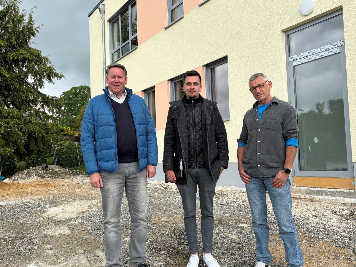B�rgermeister Joachim Brenner, Josua Straka und Achim Fasel (Foto: Verbandsgemeindeverwaltung Betzdorf-Gebhardshain/Jennifer Patt)

