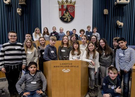 Die Viertklssler der Grundschule am Schloss Hachenburg waren zu Gast im rheinland-pflzischen Landtag in Mainz. (Foto: Torsten Silz)