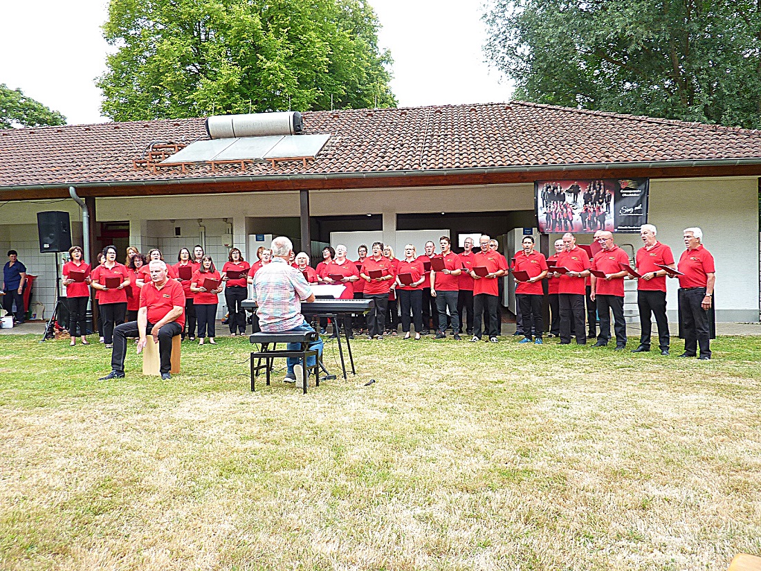Die eigens komponierte Oberbieberer Hymne war ein echtes Highlight der 1000-Jahrfeier. (Foto: Hans Hartenfels)
 