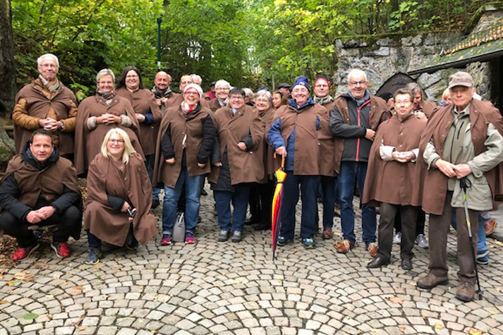 Die Oberbieberer Sngerfamilie im entsprechenden Outfit vor der Saalfelder Tropfsteinhhle. Foto: Hans Hartenfels