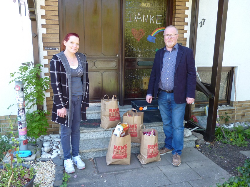 Sarah Giermann-Striegl und Hans-Werner Werder, Vorsitzender der Kolpingsfamilie Bruche, bei der Spendenbergabe mit einem Teil der Tten. (Foto: Kolpingsfamilie Bruche)