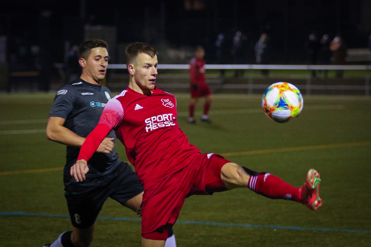 Wenn sich die Eisbachtaler Sportfreunde ab dem 16. Januar auf die anstehende Restrunde in der Fuball-Oberliga Rheinland-Pfalz/Saar vorbereiten, dann gehrt nach einer langen Verletzungspause auch Gabriel Jost (rechts) wieder zum Kader der Westerwlder. (Foto: Andreas Egenolf)