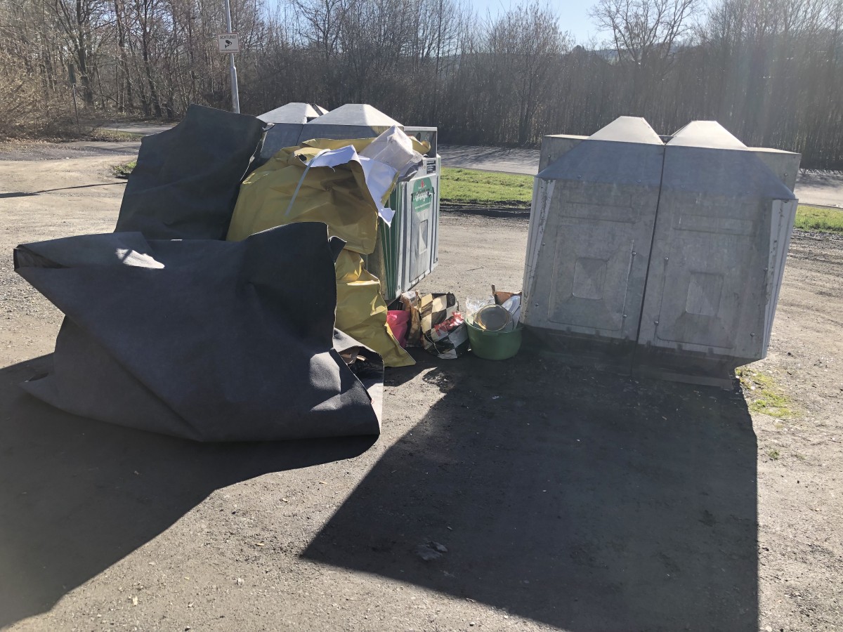 Illegale M�llablagerung am Friedhofsparkplatz in Altenkirchen-Leuzbach