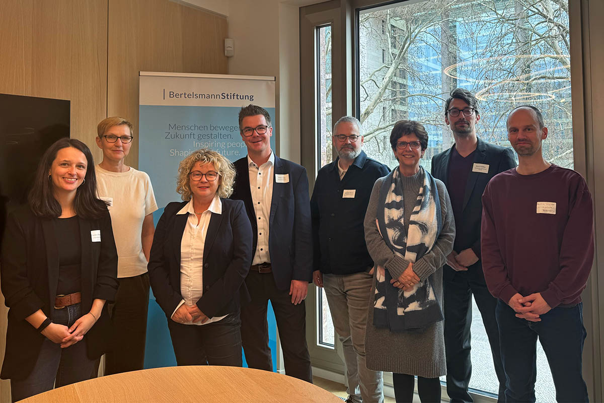 Auf Einladung der Bertelsmann Stiftung referierten Neuwieds Brgermeister Peter Jung (4.v.l.) und Schulamtsleiterin Sandra Thannhuser (3.v.l.) in Berlin ber die Herausforderungen und Chancen beim Ganztagsausbau.  Foto: Felix Banaski