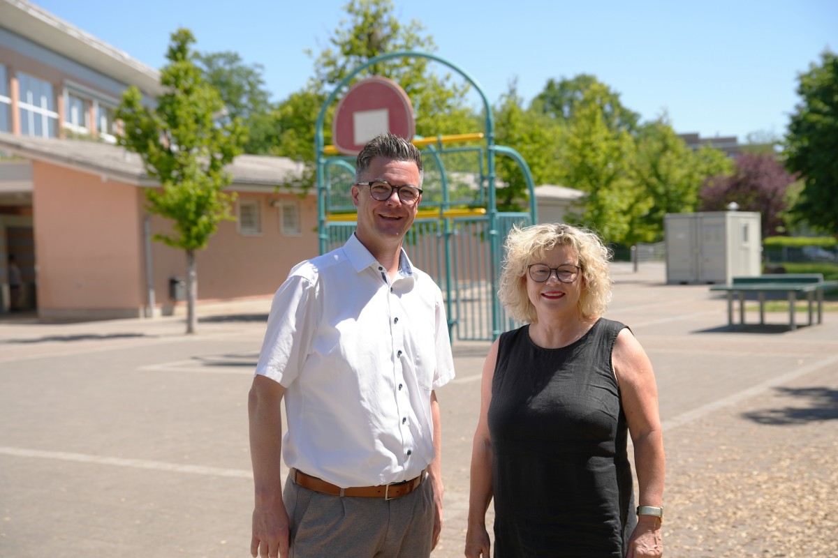 B�rgermeister Peter Jung und Schulamtsleiterin Sandra Thannh�user freuen sich, dass es an der Grundschule Heddesdorfer Berg nach den Sommerferien mit dem Ganztagsbetrieb losgehen kann. (Foto: Stadtverwaltung Neuwied/Nico Burkhardt)