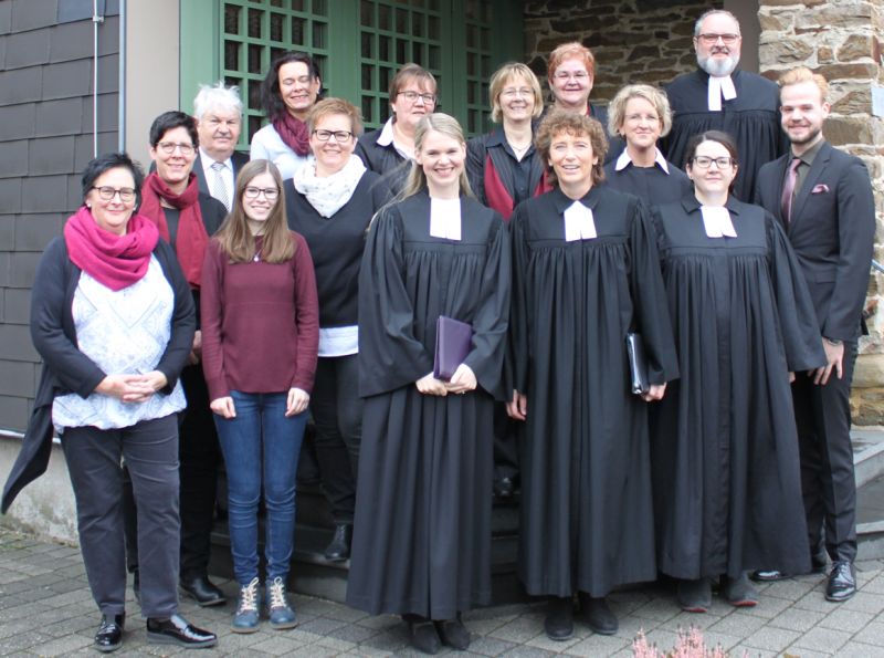 Pfarrerin Gapp mit dem Kirchenvorstand Neuhusel und den Mitwirkenden der Ordination. Fotos: Sabine Hammann-Gonschorek