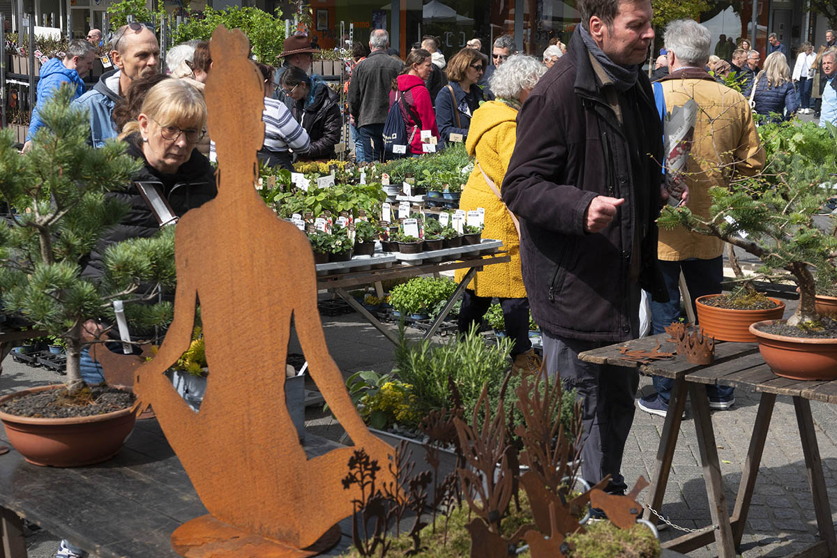 Tausende kamen bereits am ersten Tag zum Gartenmarkt nach Neuwied