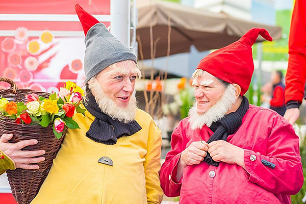 Gartenmarkt - Gartenzwerge streifen durch Innenstadt von Neuwied