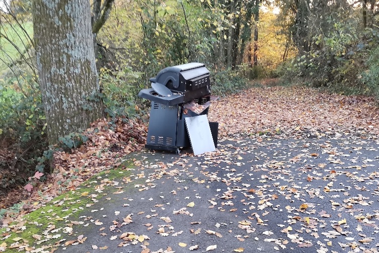 Der Grill wurde alles andere als fachgerecht entsorgt. (Fotos: VG-Verwaltung)