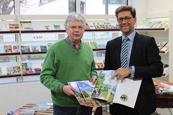 Beigeordneter Reiner. W. Schmitz mit dem Leiter Strukturentwicklung und Tourismusfrderung, Detlef Odenkirchen, bei der Prospektprsentation in der Tourist-Info Bad Hnningen. Foto: privat