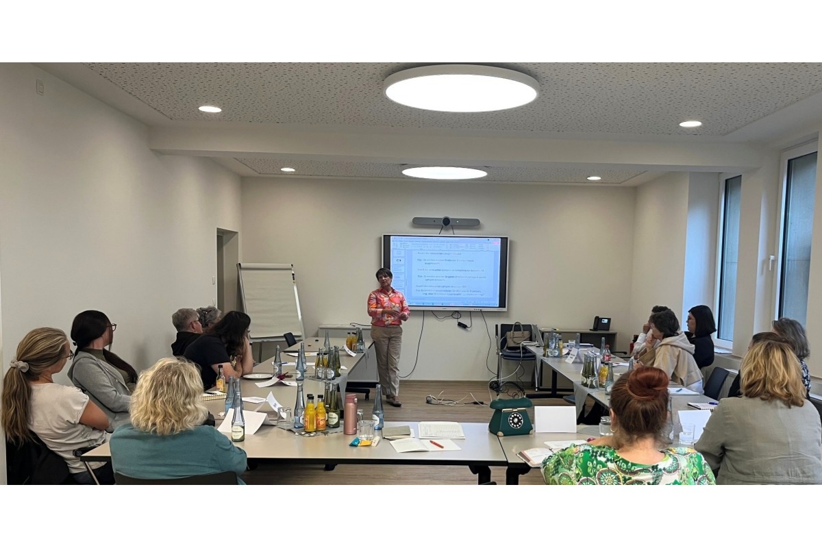 13 in der Kommunalpolitik engagierte Frauen haben k�rzlich ihr Wissen im Erschlie�ungs- und Ausbaubeitragsrecht im Rahmen eines weiteren kommunalpolitischen Seminars erweitert. (Foto: Daniela Kiefer/Kreisverwaltung Neuwied)