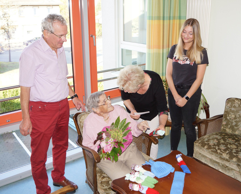 Von links: Chefarzt Dr. med. Bernd Mittag (Chefarzt), Fr. Kordula Schmidt (Spenderin), Petra Mittag (stellvertretende Vorsitzende Frderverein) und die Enkelin Vanessa Schmidt. Foto: Privat