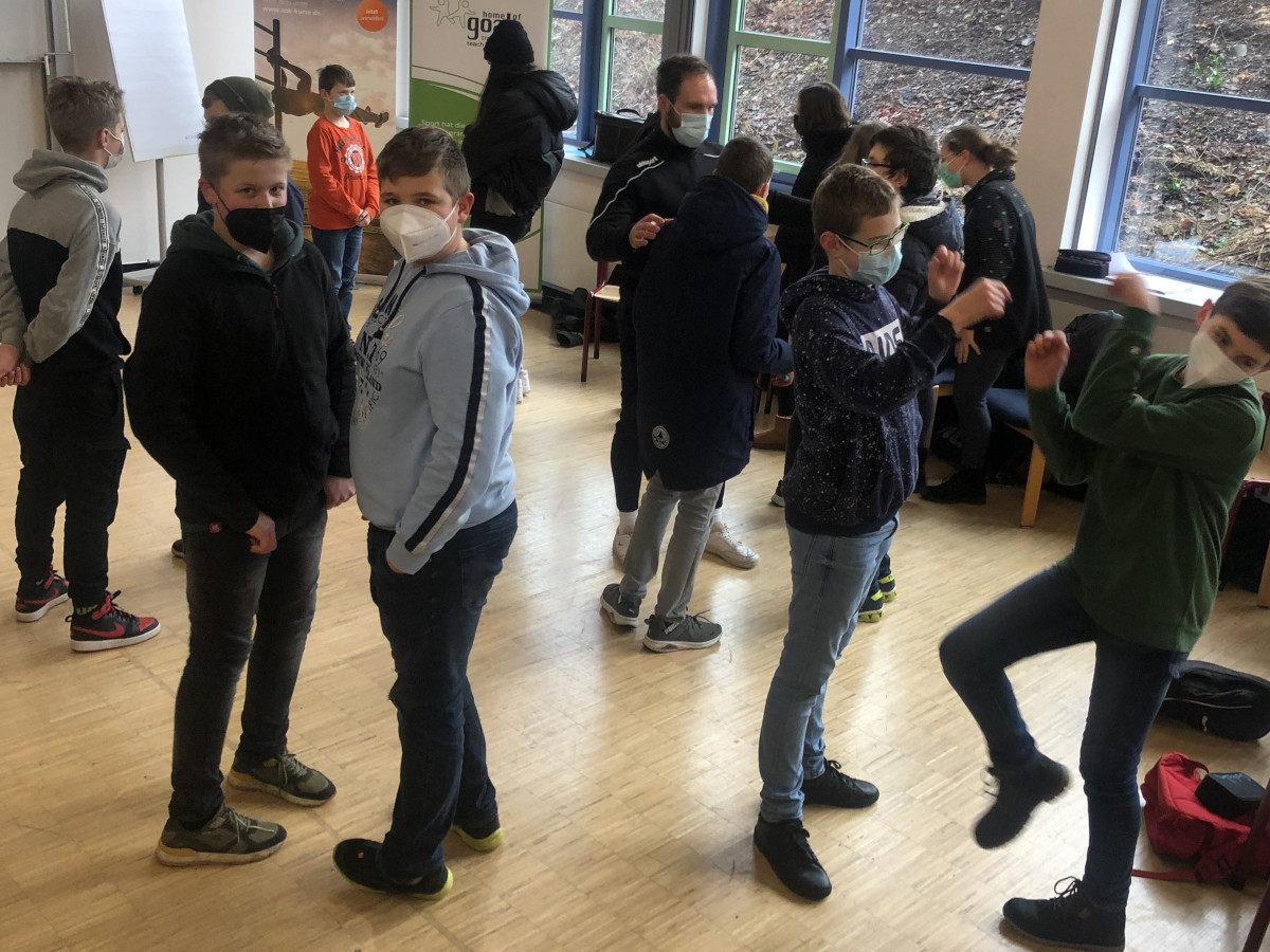 Die Siebtklässler der Westerwaldschule Gebhardshain widmeten sich an einem Projekttag der Stärkung der Klassengemeinschaft. (Foto: Privat)