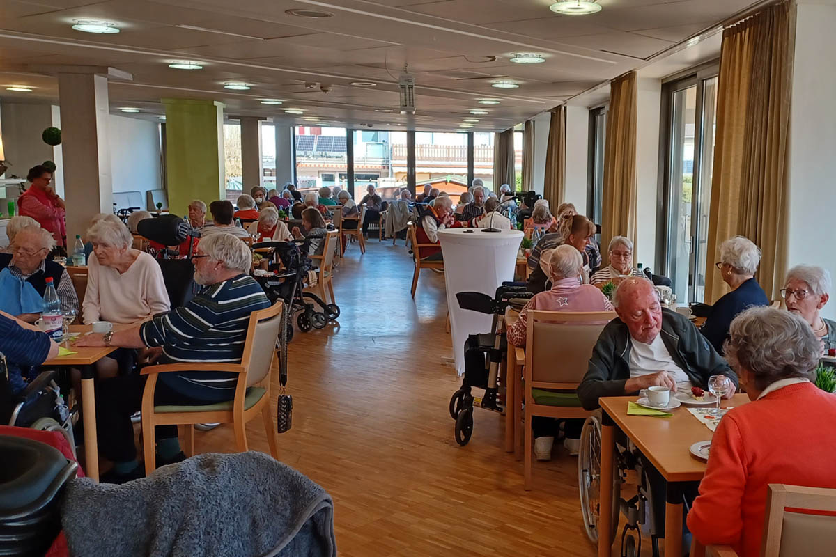Gemeinsam mit ihren Mitbewohnerinnen und -bewohnern feiert die Geburtstagssenioren im Marienhaus Seniorenzentrum Josef-Ecker-Stift Neuwied ihre Ehrentage nach. Foto: Anja Loudovici
