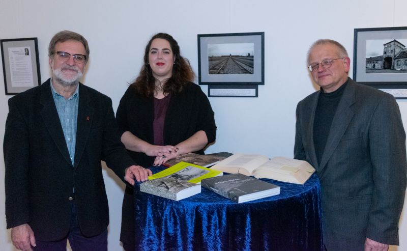 Gedenkveranstaltung des Privaten Gymnasiums Marienstatt: Franziska Haas, ehemalige Schlern und Fotografin der ausgestellten Fotos, Johannes Kempf und Martin Klsner (links) als Organisator der Veranstaltung.