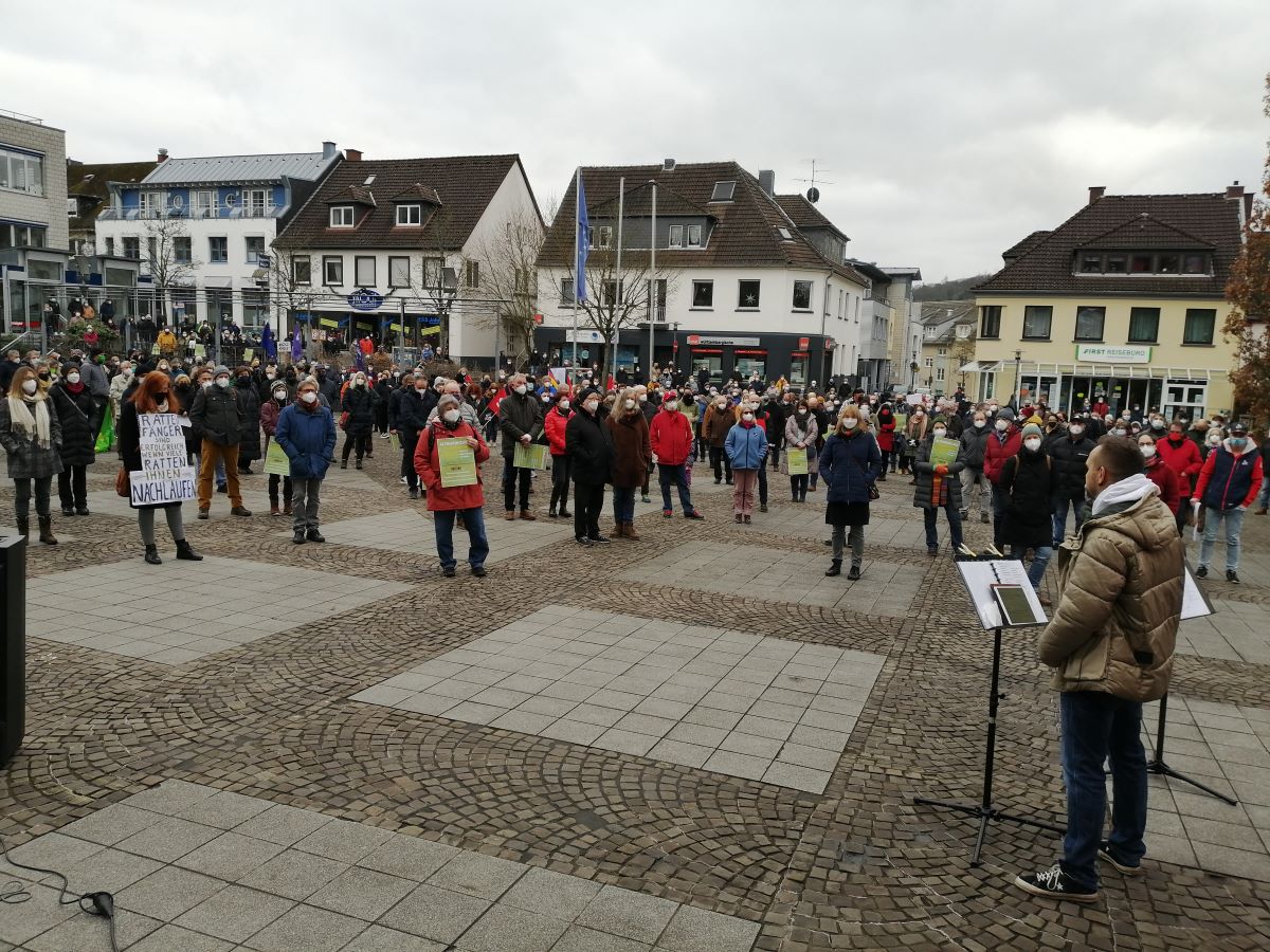 Axel Karger (vorne rechts am Rednerpult) war der Leiter der Versammlung auf dem Altenkirchener Schlossplatz. (Foto: vh)