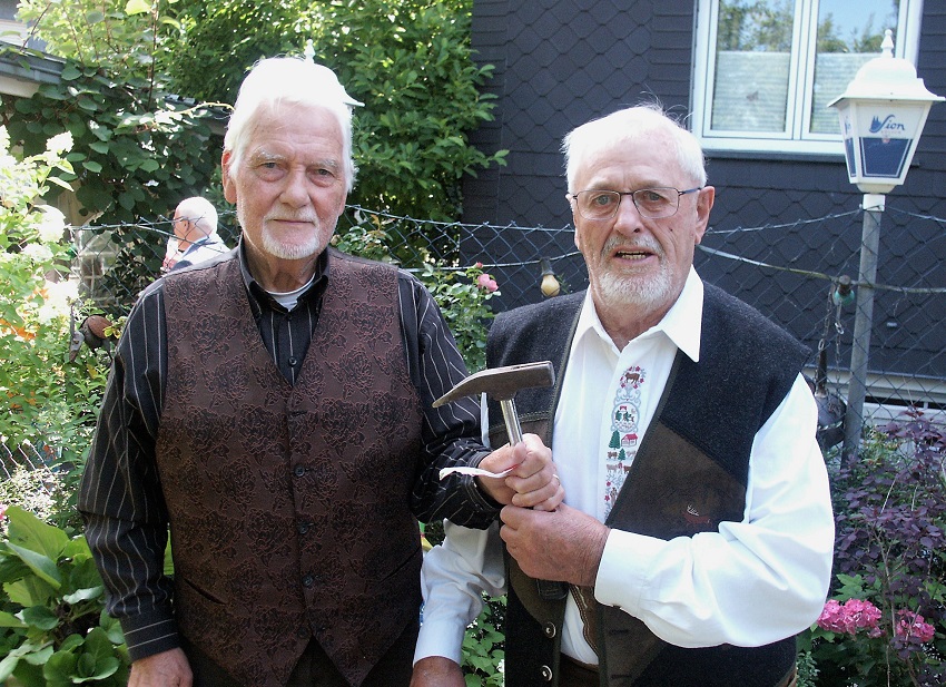 Willi Weber (re.) sah bei der Feier zu seinem 90. Geburtstag den alten Zimmermannshammer wieder. Architekt Franz-Arnold Geimer hatte in den 1950er Jahren als Lehrling mit dem Wissener zusammengearbeitet und das gute Stck bei sich zu Hause in Selbach aufbewahrt. (Foto: privat)