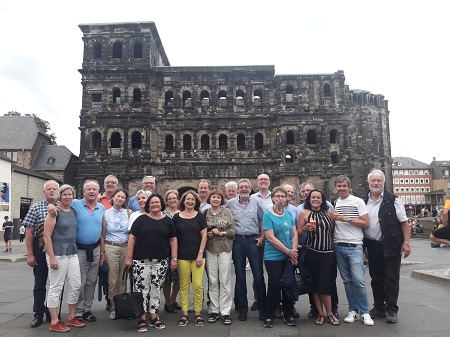 Vor der Abfahrt des Busses stellten sich die gutgelaunten Ratsmitglieder mit ihren Partnerinnen und Partnern noch zu einem Gruppenfoto vor der Porta Nigra auf. (Foto: Gemeinderat Neitersen)