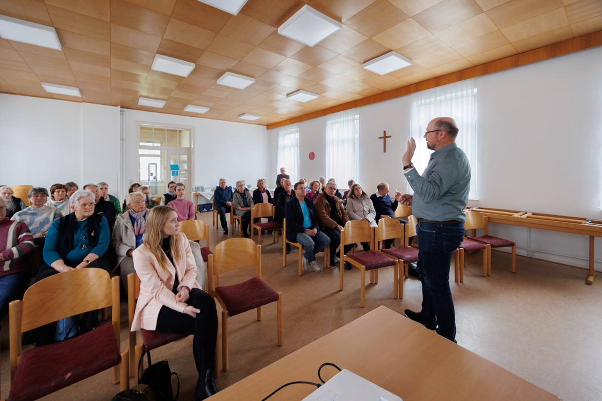 Stellvertretende Dekan Benjamin Schiwietz informiert ber die Nachbarschaftsrume und die Entwicklungen. (Foto: Peter Bongard)