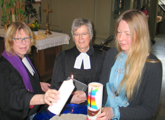 Einen kreisweiten Gedenkgottesdienste fr Sternenkinder und verstorbene Kinder gestalteten gemeinsam (von links) Pfarrerin Dorothea Krger-Sandmann, Pfarrerin Jutta Braun-Meinecke und Jugendreferentin Carola Paas vom Evangelischen Kirchenkreis Altenkirchen in der evangelischen Kirche in Hamm aus. Von der Osterkerze wurde die Flamme weitergereicht und bei einem Trauerritual daran Gedenkkerzen fr die verstorbenen Kinder und ihre Familien entzndet. (Foto: Petra Stroh) 
