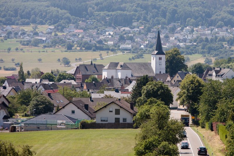 Die mehr als 1100 Jahre alte St. Severus Stiftskirche in Gemnden gilt als lteste Kirche des Westerwaldes. Hier werden sich evangelische, freikirchliche und katholische Christen zum Gottesdienst treffen. Foto: Peter Bongard