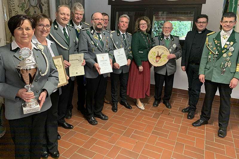 Amtstrger, Wrdentrger und mittendrin die Knigin: Die diesjhrige Generalversammlung  der St. Sebastianus Schtzenbruderschaft 1864 Waldbreitbach in der Schtzenhalle an der Katzenschleife bot nahezu ausnahmslos schne Lichtblicke. Foto: Thomas Herschbach